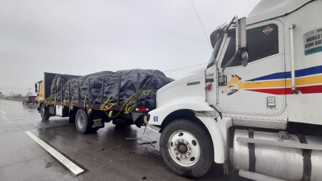 Accidente en la ruta a Querétaro involucra cuatro vehículos de carga.