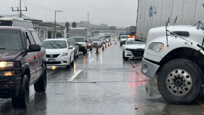 Tráiler se accidenta en carretera México-Querétaro debido a lluvia.