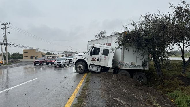 Tráiler se accidenta en carretera México-Querétaro debido a lluvia.