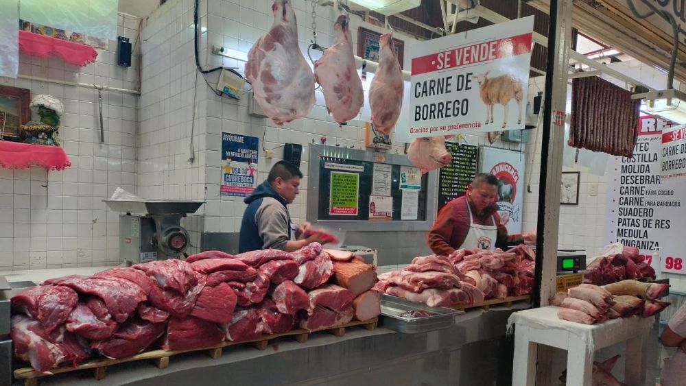 Carniceros de San Juan del Río experimentan bajas ventas para fiestas decembrinas.