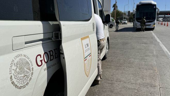 Operativos en carretera México-Querétaro para controlar flujo migratorio.
