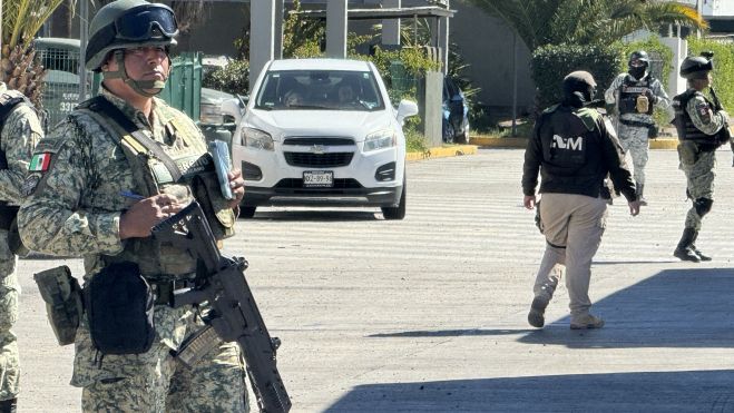 Operativos en carretera México-Querétaro para controlar flujo migratorio.