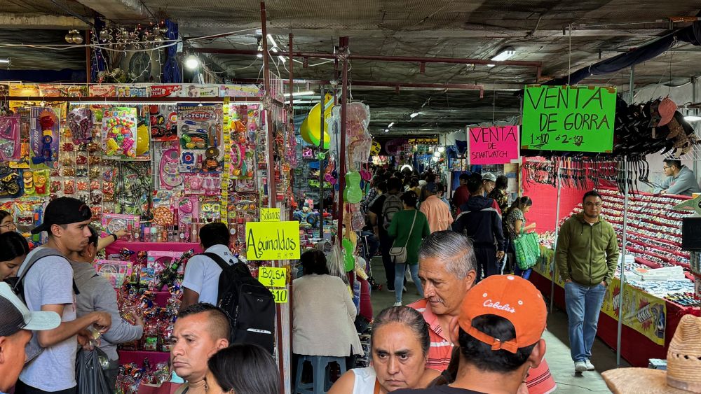 Ventas por Día de Reyes en tianguis de San Juan del Río alientan al comercio. FOTOS MARTIN GARCIA