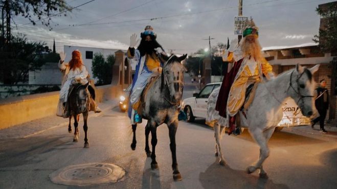 Norma Mejía Lira y los Reyes Magos llevan alegría y regalos a los niños de Tequisquiapan.