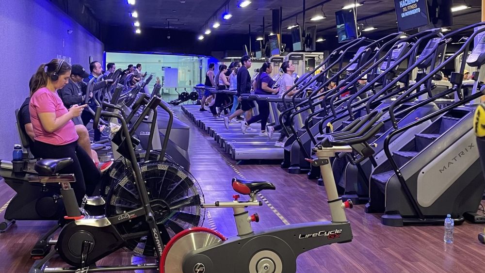Los centros de fitness se presentan como templos modernos de la salud, ofreciendo a sus usuarios las herramientas necesarias para alcanzar un bienestar integral. FOTO: NALLE GARCIA