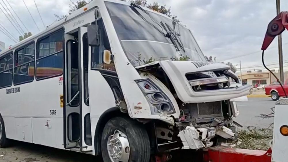 Accidente sin víctimas en San Juan del Río: Camión de transporte impacta vehículo.