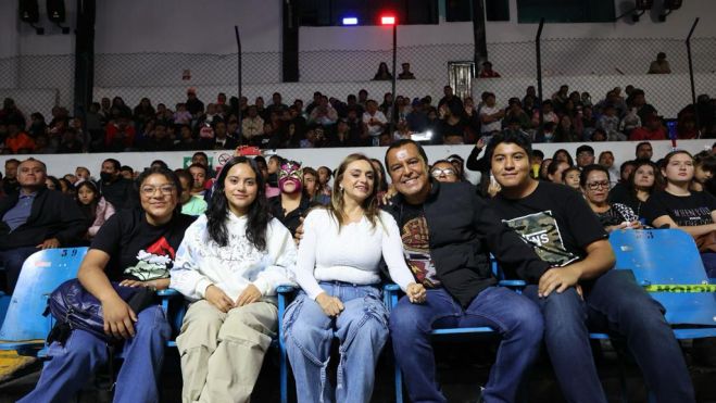 Diputada Dulce Ventura celebra el Día de Reyes con lucha libre en Querétaro.