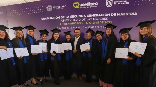 Celebran la Graduación de 53 Maestrantes de la Universidad de las Mujeres en Querétaro.
