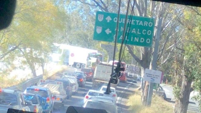 Tráfico entre San Juan del Río y Querétaro registra retrasos de más de dos horas.