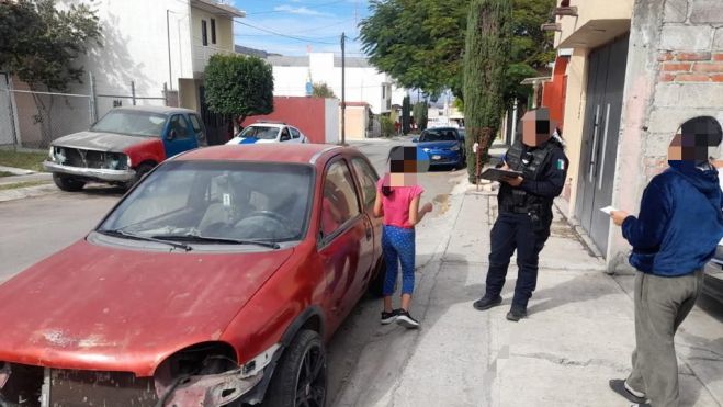 San Juan del Río intensifica acciones contra vehículos abandonados.