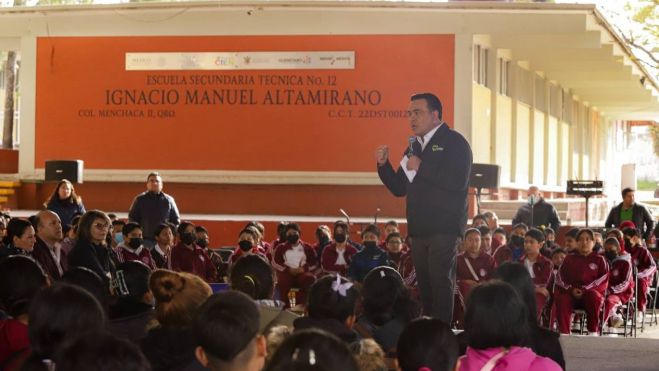Nuevas aulas y mejoras deportivas en la Secundaria Técnica 12 de Querétaro.