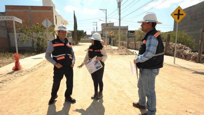 Alcalde supervisa obras en colonia Las Águilas, al oriente de San Juan del Río.