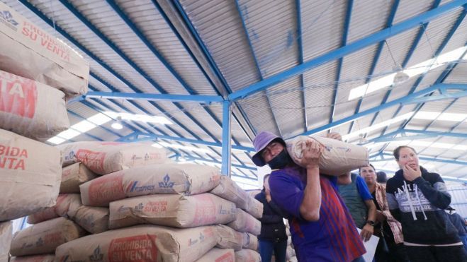 Roberto Cabrera entrega 54 toneladas de cemento a comunidades de San Juan del Río. 