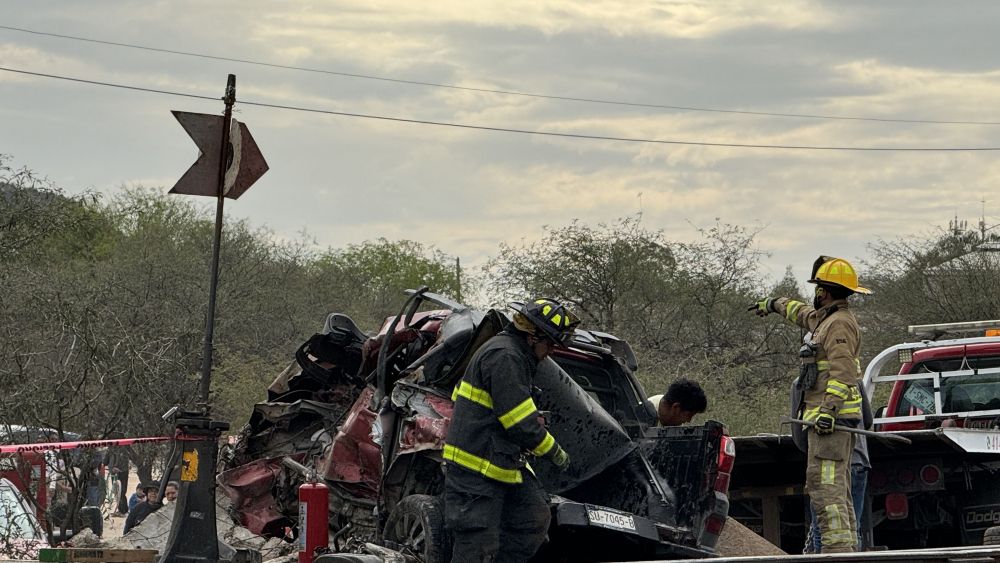 En la comunidad de San Nicolás, perteneciente al municipio de Tequisquiapan, se registró un trágico accidente cuando un tren impactó una camioneta, arrastrándola aproximadamente 50 metros.