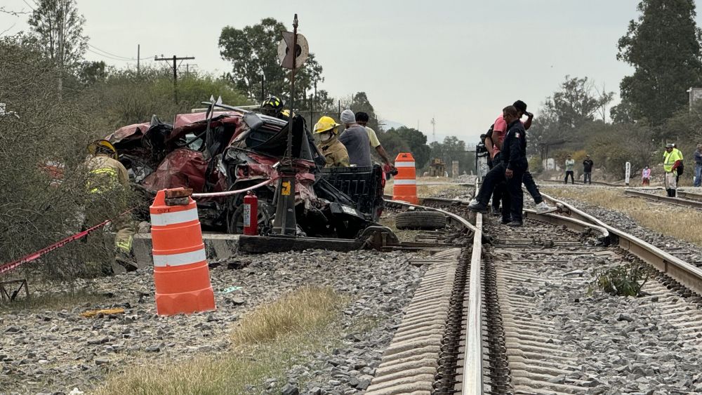En la comunidad de San Nicolás, perteneciente al municipio de Tequisquiapan, se registró un trágico accidente cuando un tren impactó una camioneta, arrastrándola aproximadamente 50 metros.