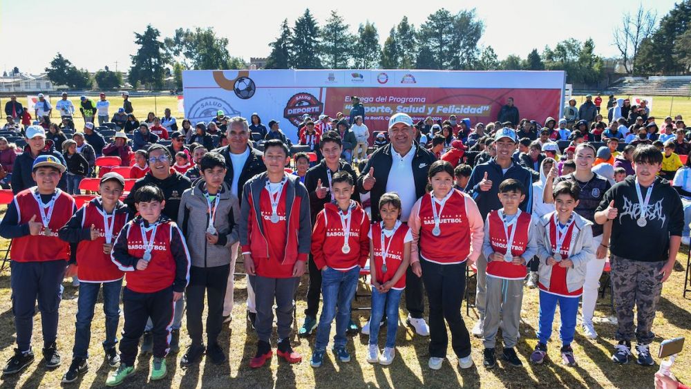 Alcalde René Mejía entrega uniformes a 5 mil deportistas en Amealco.