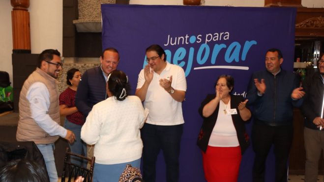 Reconocimiento de diputados a Auxiliares de Casas de Salud en San Juan del Río.