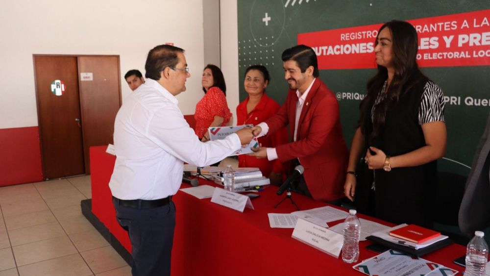 Memo Vega se registra como precandidato común PAN-PRI para 11 distrito local en San Juan del Río.