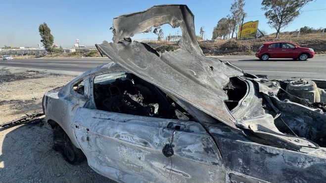 Ford Mustang se incendia en la Autopista México Querétaro.