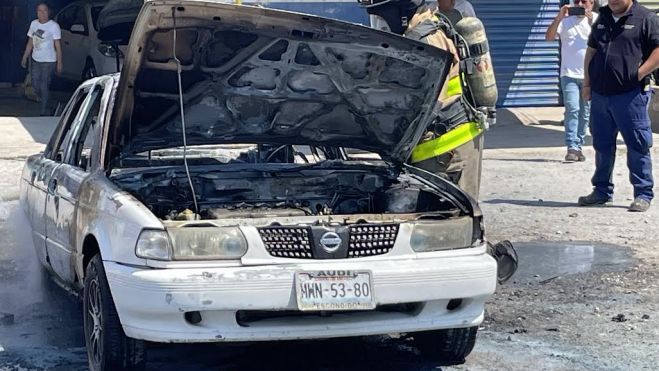 Nissan arrasado por incendio en 'Pueblo Quieto', San Juan del Río. Foto: Itzamara Martínez.