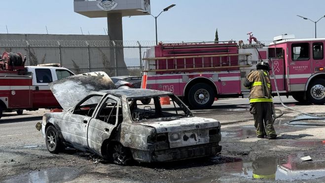 Nissan arrasado por incendio en 'Pueblo Quieto', San Juan del Río. Foto: Itzamara Martínez.