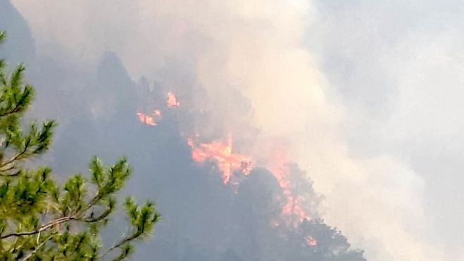 Incendio forestal en Cadereyta de Montes obliga a evacuar familias.
