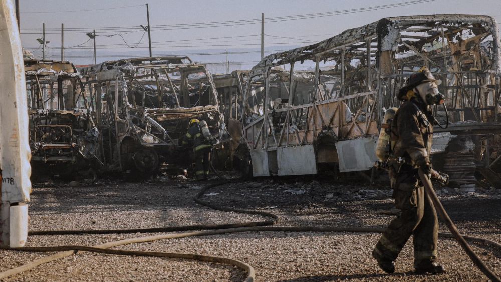 Incendio arrasó con más de 30 camiones Qrobús en Querétaro.