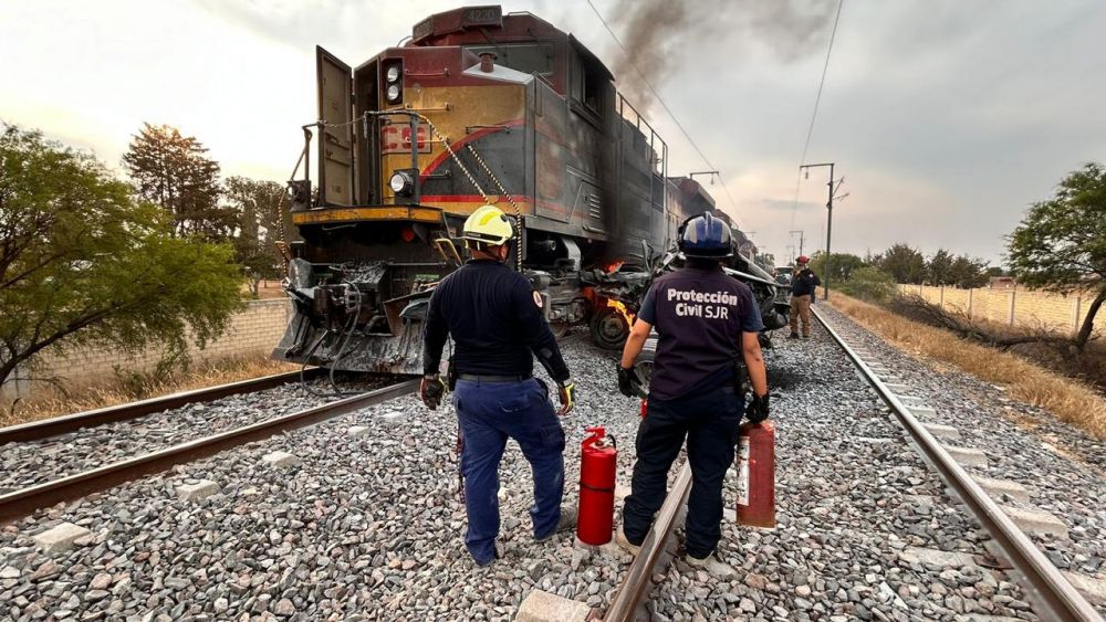 Conductor salva la vida de milagro al ser arrastrado por el tren en San Juan del Río. FOTOS/CORTESIA PC