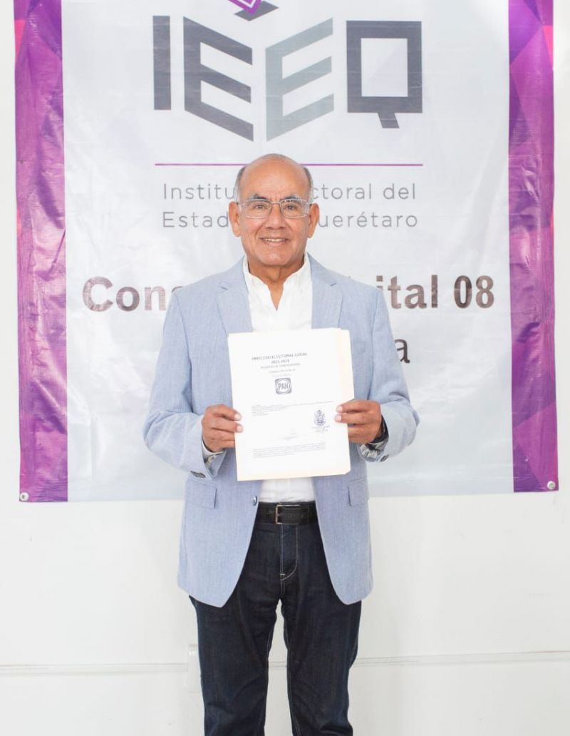 Toño Zapata se registra para el Distrito VIII de Corregidora.