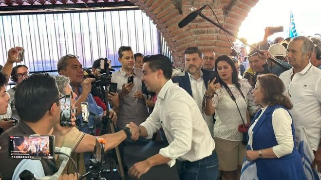 Felifer Macías formaliza su candidatura para la alcaldía de Querétaro.