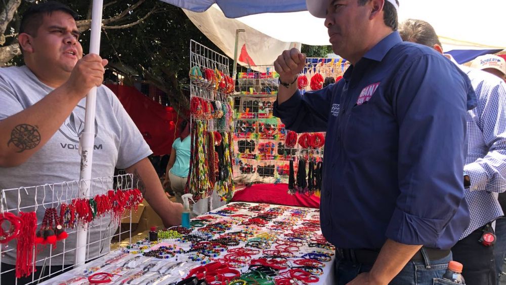 Roberto Cabrera impulsa diálogo con comerciantes en el tianguis del Mercado Juárez.