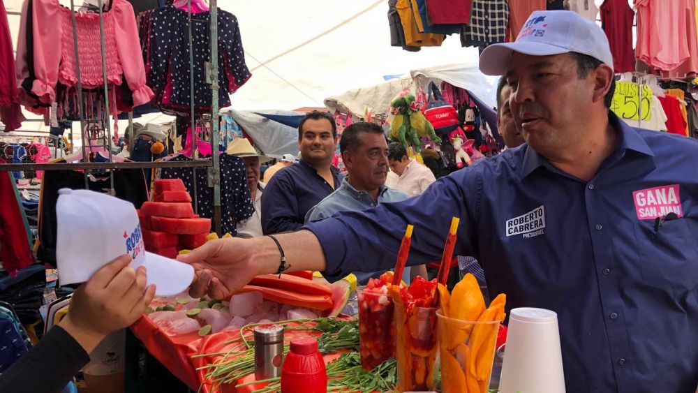 Roberto Cabrera impulsa diálogo con comerciantes en el tianguis del Mercado Juárez.