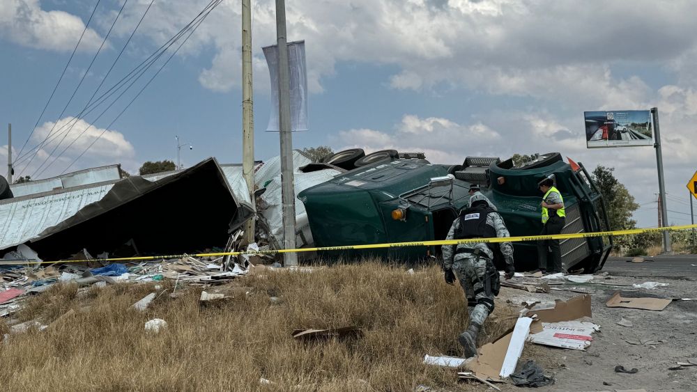 Volcadura de tráiler en la carretera federal 45 en San Juan del Río.