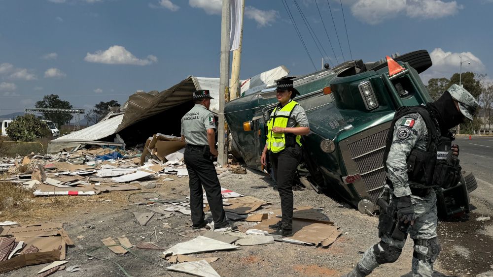 Volcadura de tráiler en la carretera federal 45 en San Juan del Río.