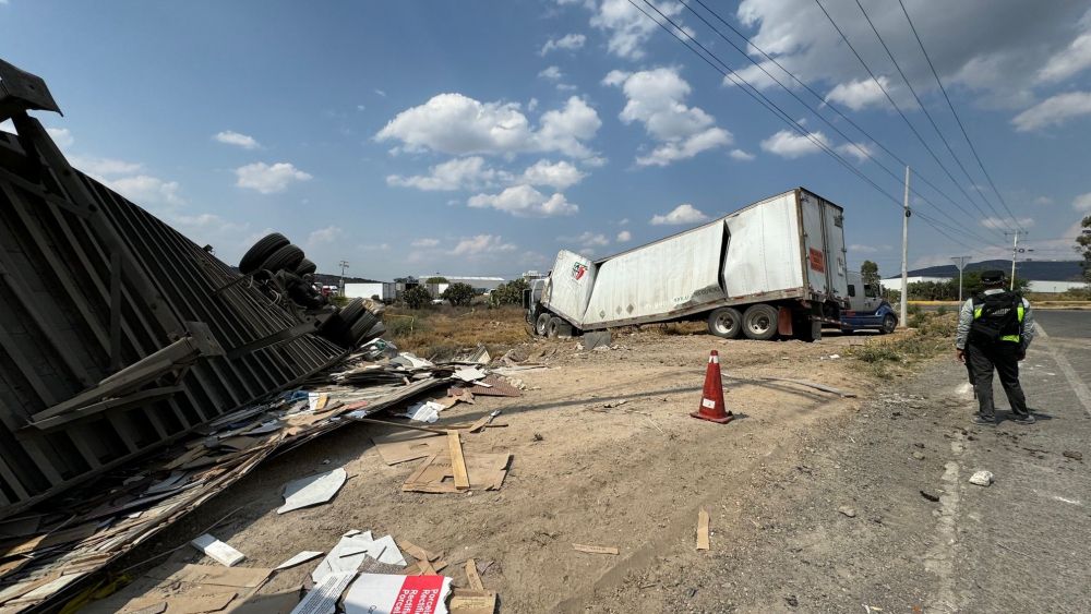 Volcadura de tráiler en la carretera federal 45 en San Juan del Río.