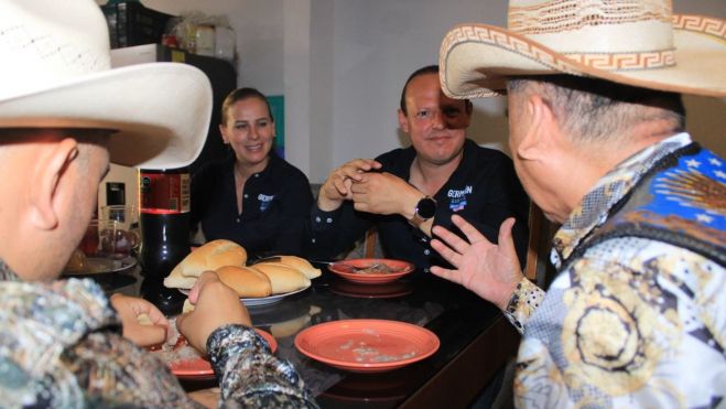 Germaín Garfias apuesta por el emprendimiento femenino durante su visita a Panadería El Naranjo.