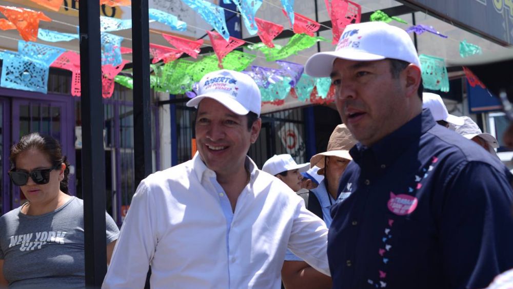 Pancho Domínguez acompaña a Roberto Cabrera a pedir voto en San Juan del Río.