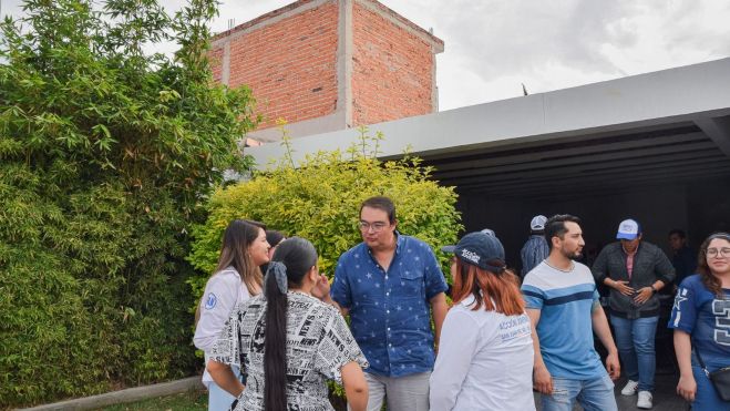 Memo Vega promete continuar apoyando a jóvenes en su camino al congreso.