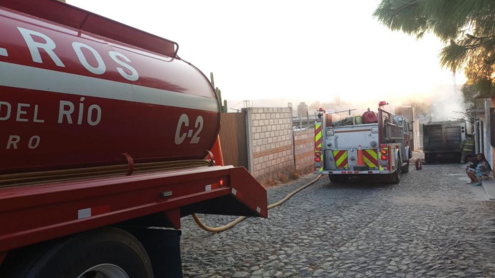 Incendian dos vehículo en Puerta de Palmillas, San Juan del Río.