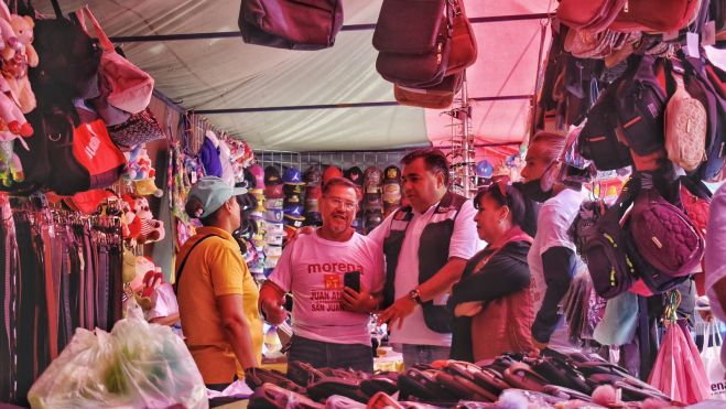 Juan Alvarado propone comercio equitativo en visita al tianguis Las Garzas.