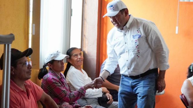 Roberto Cabrera se compromete con los trabajadores de San Juan del Río.