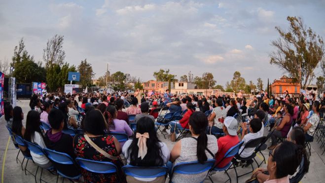 Memo Vega celebra la contribución de las Madres al desarrollo de San Juan del Río.