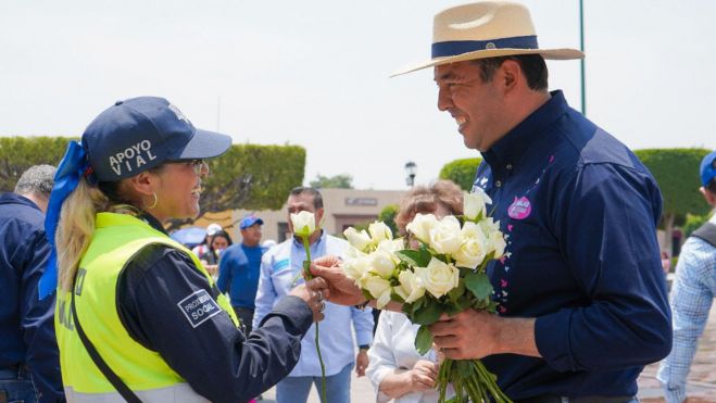 Roberto Cabrera reforzará apoyo a las mujeres de San Juan del Río.