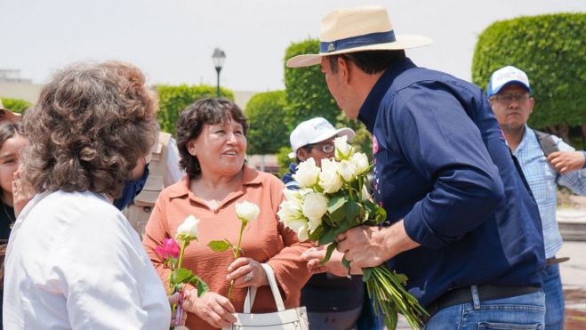 Roberto Cabrera reforzará apoyo a las mujeres de San Juan del Río.