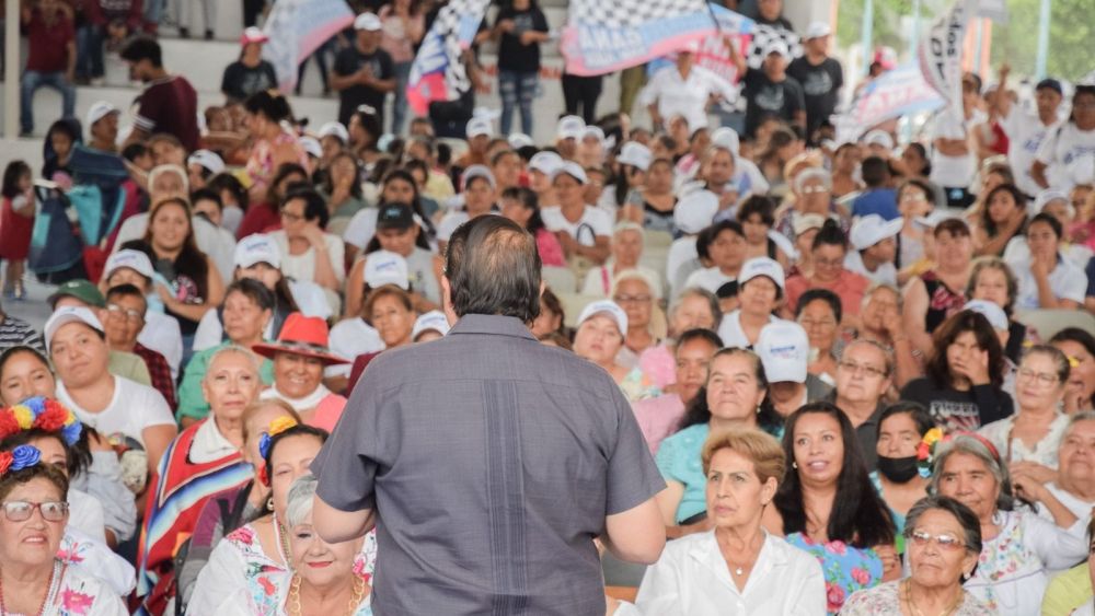 Memo Vega celebra el Día de las Madres en La Fátima y destaca la importancia del voto informado.