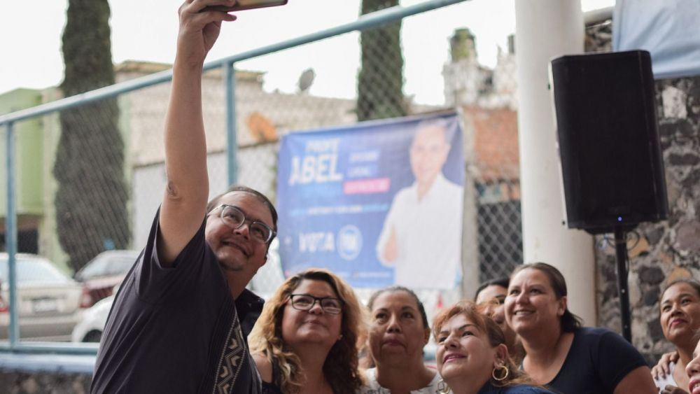 Memo Vega celebra el Día de las Madres en La Fátima y destaca la importancia del voto informado.