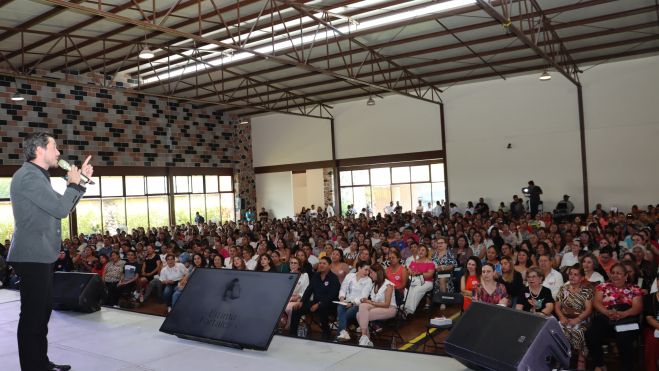 Miguel Martínez se compromete con las Mujeres de Cadereyta en el evento "Mujer a Mujer".