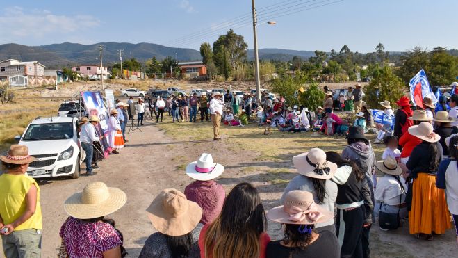 René Mejía promete apoyo para artesanos de Amealco en su campaña a la alcaldía.