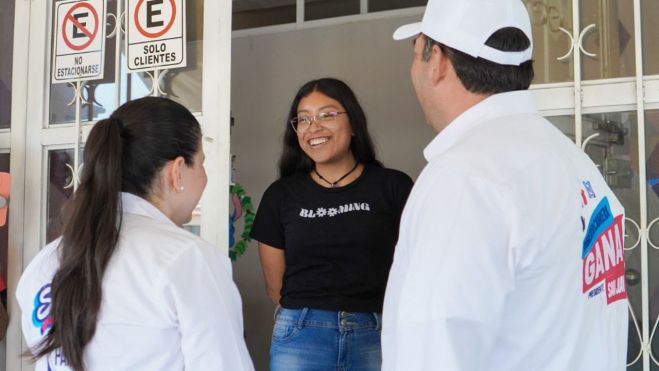 Presidenta del PAN en Querétaro y Roberto Cabrera recorren La Floresta.