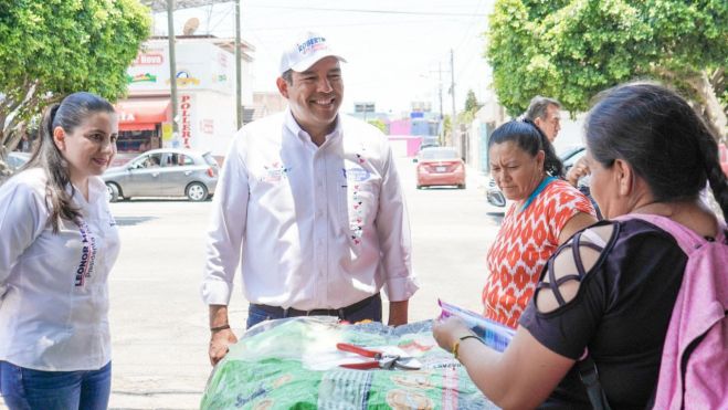 Presidenta del PAN en Querétaro y Roberto Cabrera recorren La Floresta.